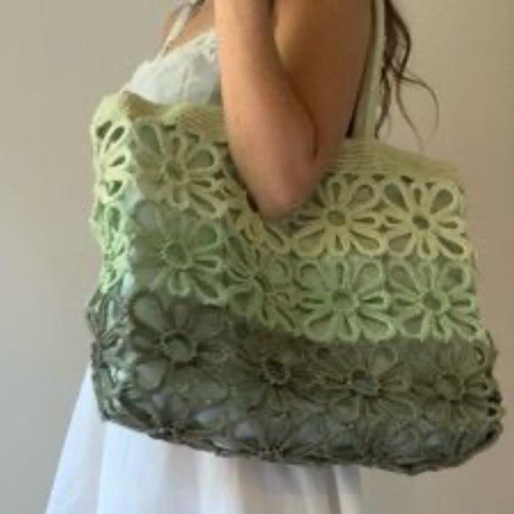 Sun and Sand Ombre Green Rattan Crochet Daisy Beachy Tote - Picture 2 of 8